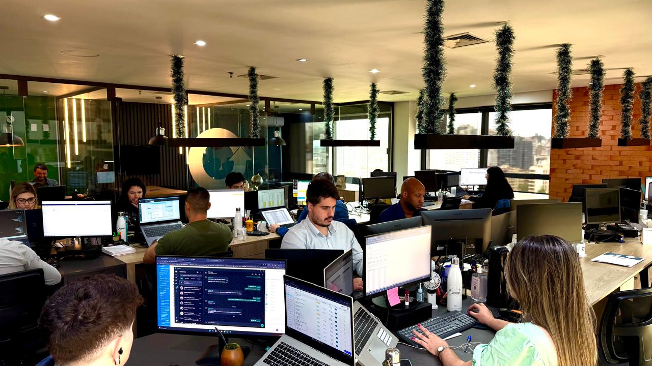Equipe Otero Contabilidade colaborando em escritório moderno